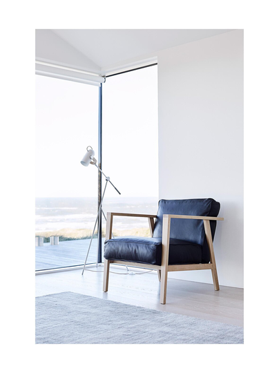 Lc1 loungechair -nojatuoli tammenvärisillä käsinojilla