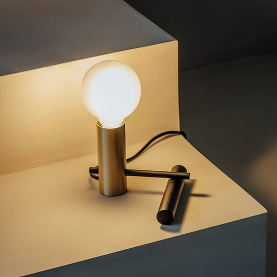 LEDS-C4 Nude Tiny -pöytälamppu E27 kulta/musta
