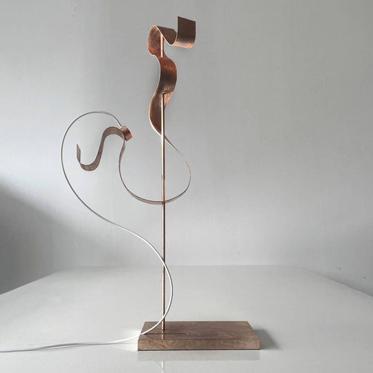 Knikerboker Curve -LED-pöytälamppu, lehtipronssi
