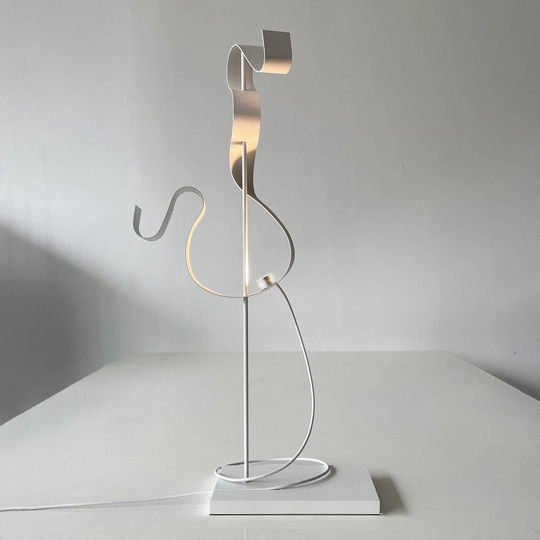 Knikerboker Curve -LED-pöytälamppu valkoinen