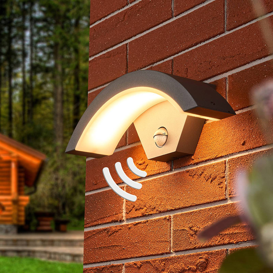 LED-ulkoseinälamppu Jule tunnistimella