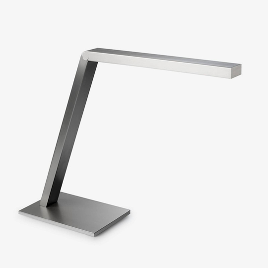 LED-pöytälamppu Clau, mattanikkeli